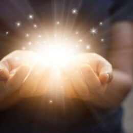 2 - Confirmé : maîtrise des perceptions Vous avez acquis une certaine expérience avec le premier module et vous souhaitez aller plus loin ? Ce module est pour vous. Nous approfondirons vos connaissances pour vous permettre de mieux contrôler vos perceptions, d'affiner vos messages, et d'apprendre à travailler de manière éthique et responsable avec le monde spirituel.